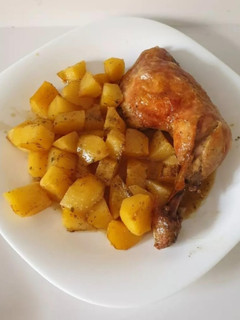 Una foto de Asado de pollo con patatas