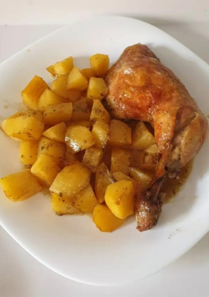 Una foto de Asado de pollo con patatas
