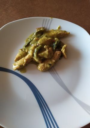 Una foto de Pollo poblano al tocino