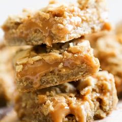 A picture of Caramel oat cookies.