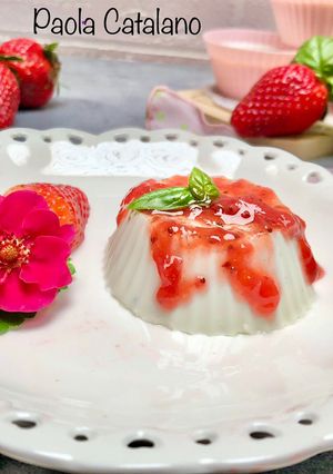 Foto di Panna cotta al basilico con composta di fragole