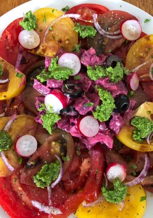 Une photo de Tomates, betteraves, pesto de radis