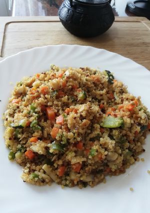 Una foto de Salteado de verduras con quinoa