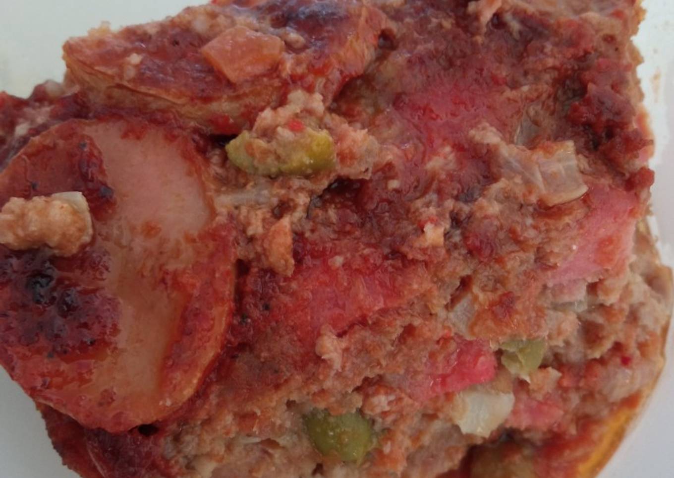 Pastel de carne horneado con salsa de jitomate-jamaica