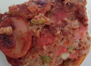 Una foto de Pastel de carne horneado con salsa de jitomate-jamaica