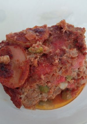 Una foto de Pastel de carne horneado con salsa de jitomate-jamaica