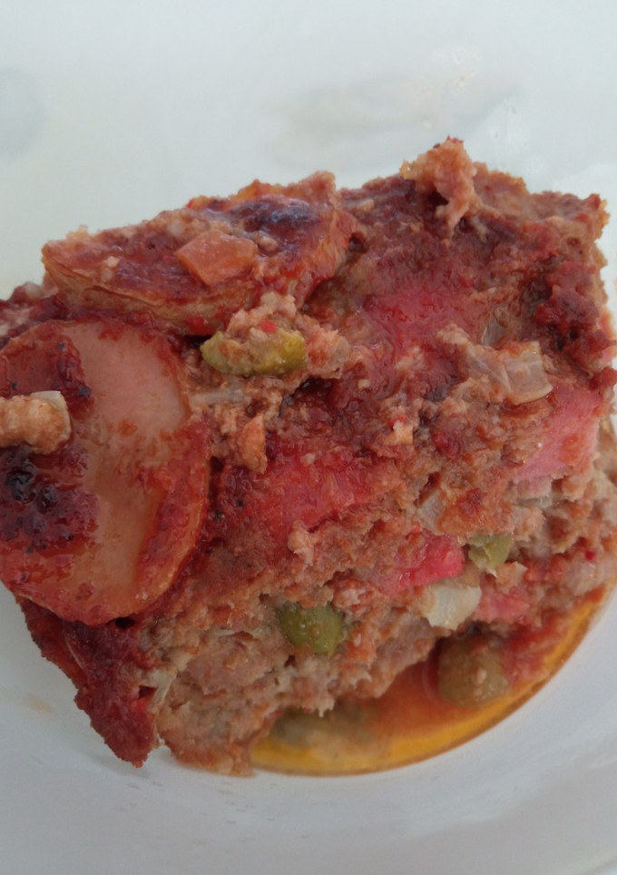 Una foto de Pastel de carne horneado con salsa de jitomate-jamaica