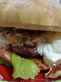 Una foto de Hamburguesa con queso de rulo de cabra