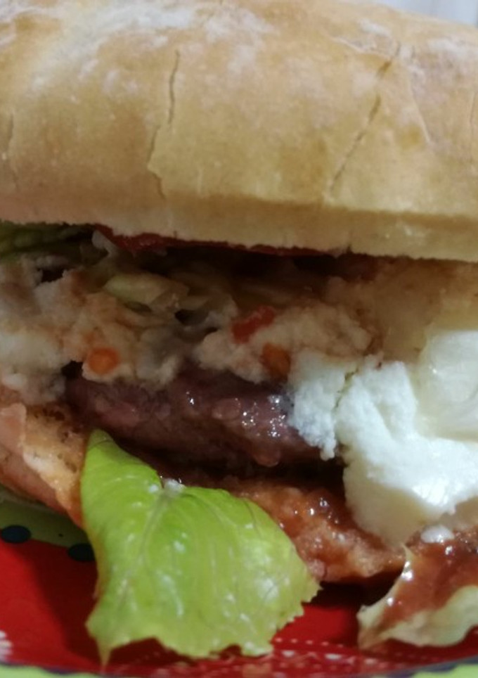 Una foto de Hamburguesa con queso de rulo de cabra
