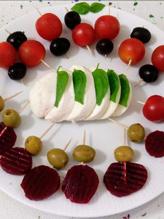 Una foto de Mozzarella con piruletas de remolacha y tomates cherry