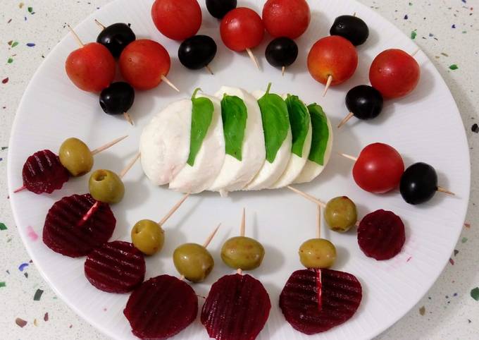 Foto principal de Mozzarella con piruletas de remolacha y tomates cherry