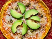 Una foto de pizza de queso cottage