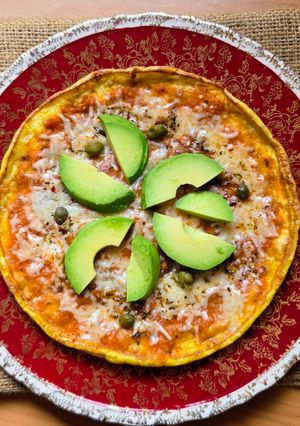 Una foto de Pizza keto 🍕 falsa pizza (trampantojo) en sartén 🍕con queso cottage