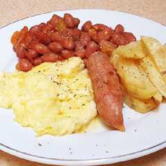 รูปของ Scramble eggs on toast with sausage, potatoes and beans