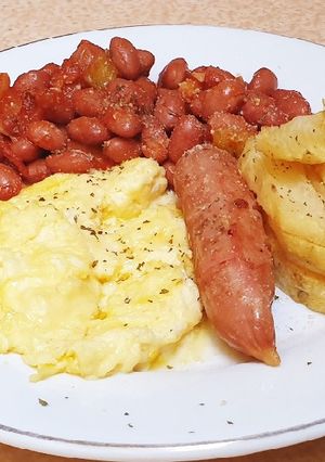 Foto resep Scramble eggs on toast with sausage, potatoes and beans