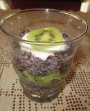 Vasos con arroz negro, yogur griego y kiwis