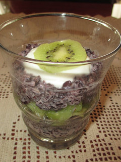 Una foto de Vasos con arroz negro, yogur griego y kiwis