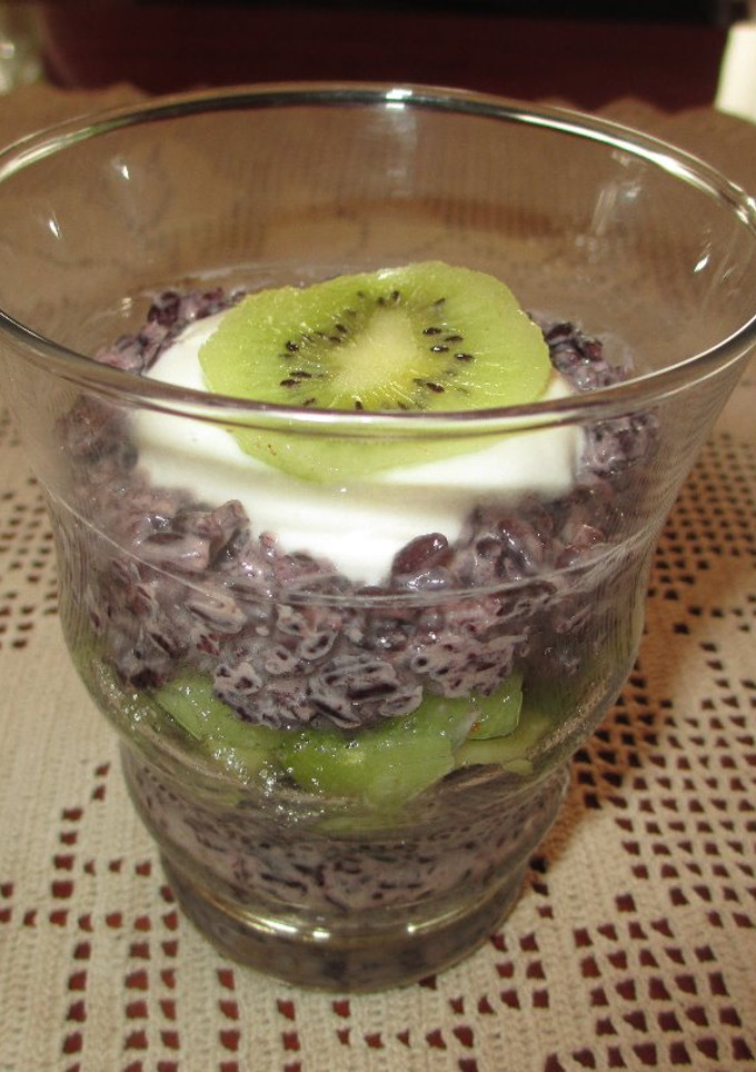 Una foto de Vasos con arroz negro, yogur griego y kiwis