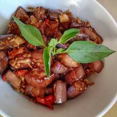 A picture of Tumis pedas terong ungu.