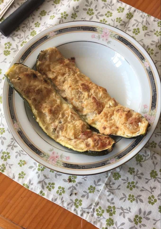 Una foto de Calabacines rellenos de jamón y queso, sencillísimo