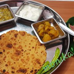 A picture of Punjabi besan paratha.