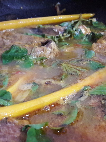 Bagaimana Membuat Ikan Tongkol Kuah Asam Pedas yang Enak