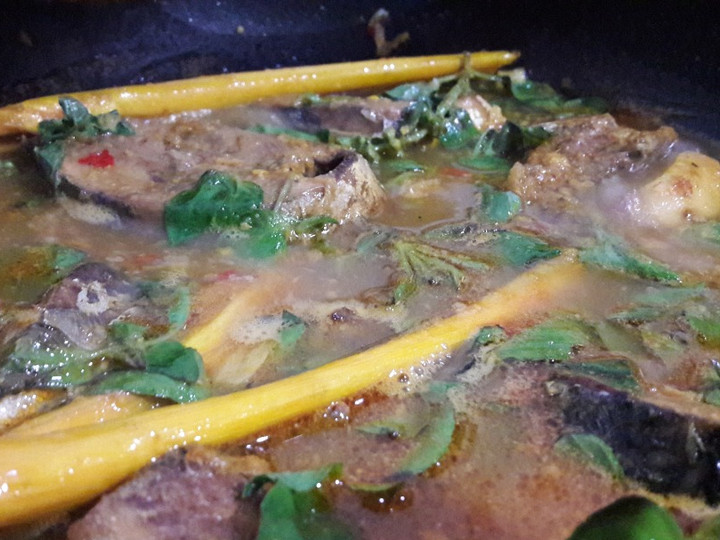 Bagaimana Membuat Ikan Tongkol Kuah Asam Pedas yang Enak