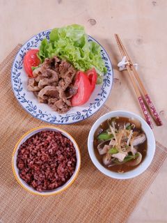 Hình của món Cơm thịt bò sốt gừng.