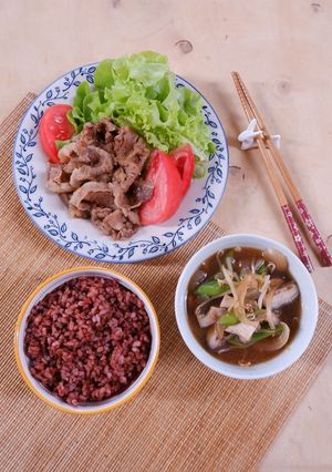Hình của món Cơm thịt bò sốt gừng.