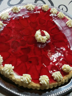 Una foto de Tarta de frutillas, crema chantilly y gelatina de frutos rojos