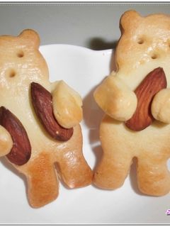 搖頭晃腦憨憨熊抱杏仁果餅乾 的食譜成品照片