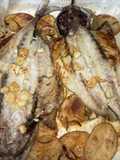 Txitxarrito al horno en cama de patatas y cebolla