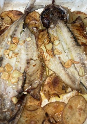 Una foto de Txitxarrito al horno en cama de patatas y cebolla