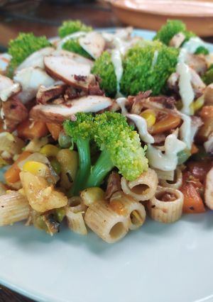 Una foto de Ensalada de pollo y brócoli