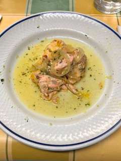 Una foto de Salmón con zumo de naranja