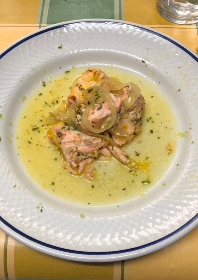 Una foto de Salmón con zumo de naranja