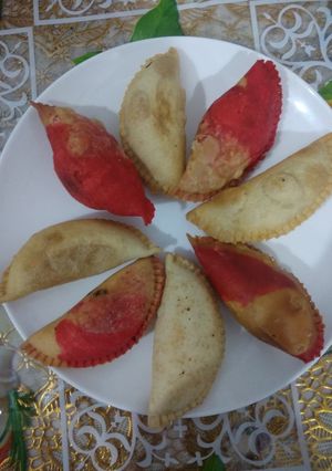 रंगीन गुजिया (Rangeen gujiya recipe in hindi) रेसिपी मुख्य फोटो