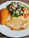 Filete de pollo, ensalada y camote glaseado