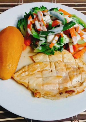 Una foto de Filete de pollo, ensalada y camote glaseado