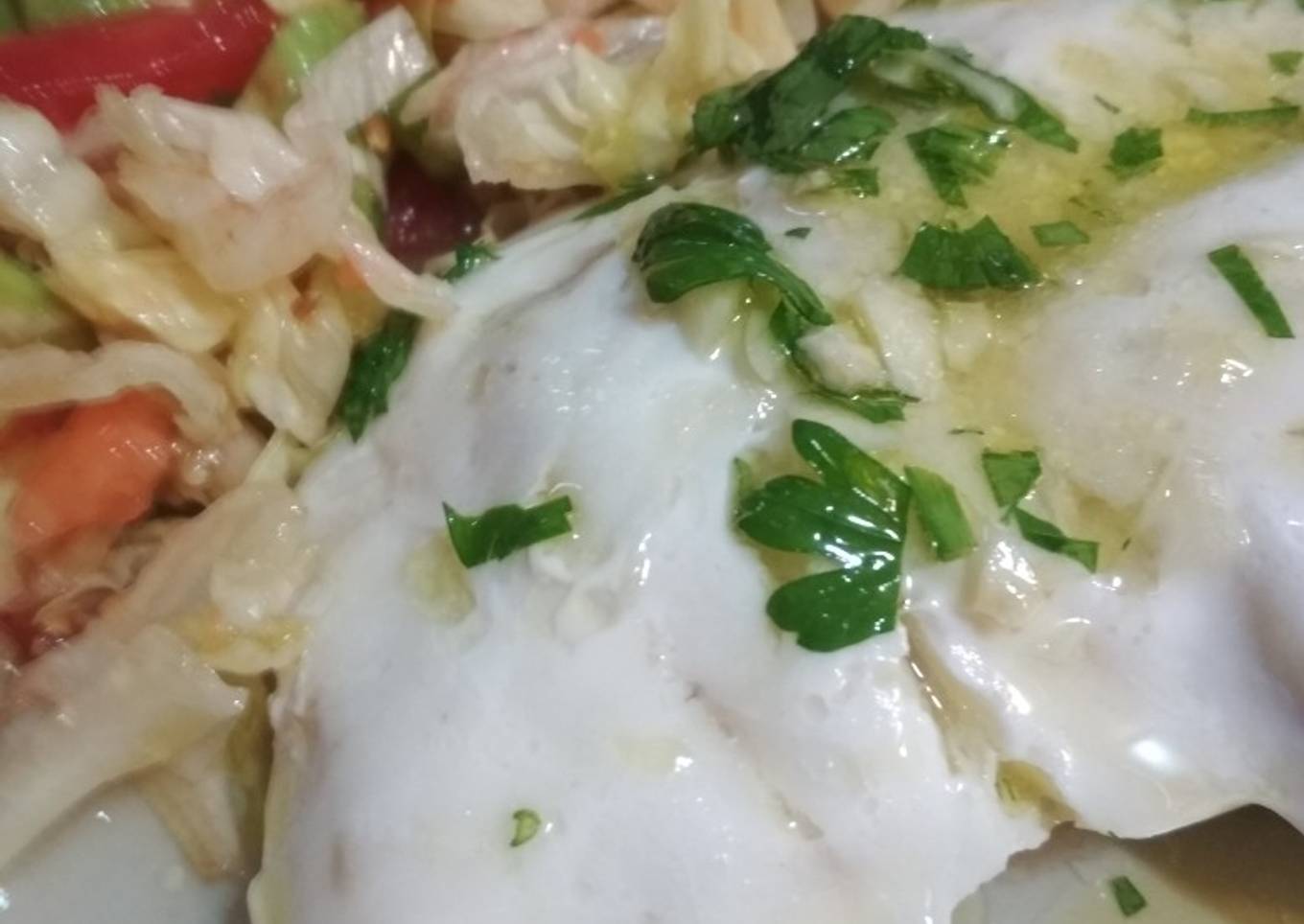 Merluza a baja temperatura con ensalada de aguacate y maíz
