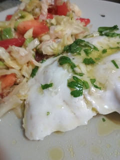 Una foto de Merluza a baja temperatura con ensalada de aguacate y maíz