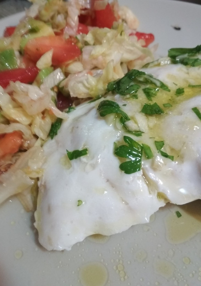 Una foto de Merluza a baja temperatura con ensalada de aguacate y maíz
