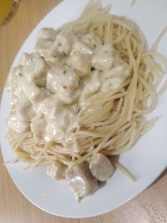 Una foto de Espagueti con pollo a la crema