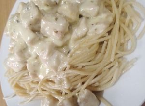 Una foto de Espagueti con pollo a la crema
