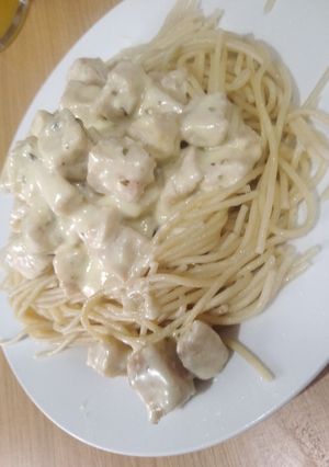 Una foto de Espagueti con pollo a la crema