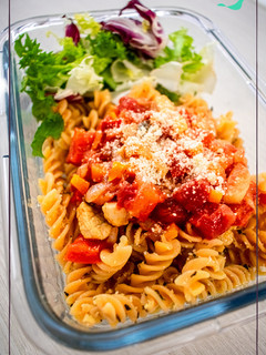 Una foto de Pasta de lentejas rojas con salsa de tomate y cerdo 🍅