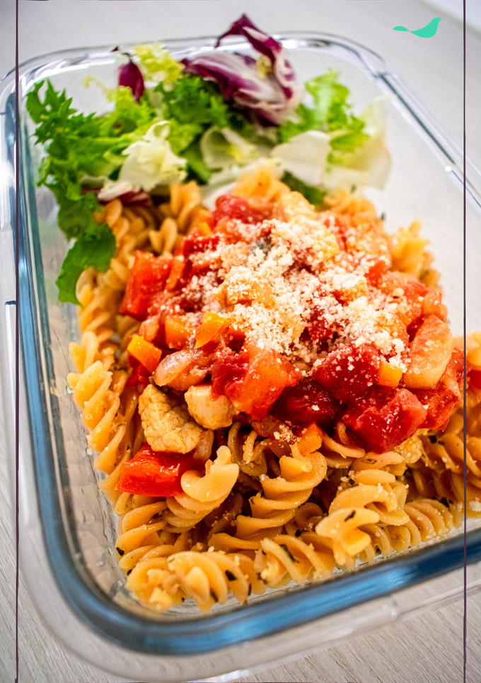 Una foto de Pasta de lentejas rojas con salsa de tomate y cerdo 🍅