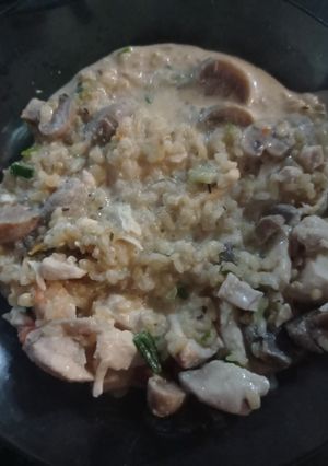 Una foto de Pollo cremoso con champiñones 🍗