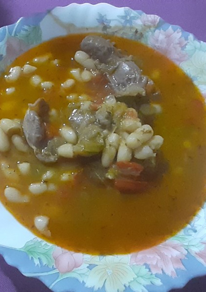 Una foto de Alubias blancas con mollejas de pollo