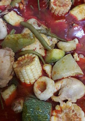 Una foto de Chilatole de pollo con verduras y bolitas de masa